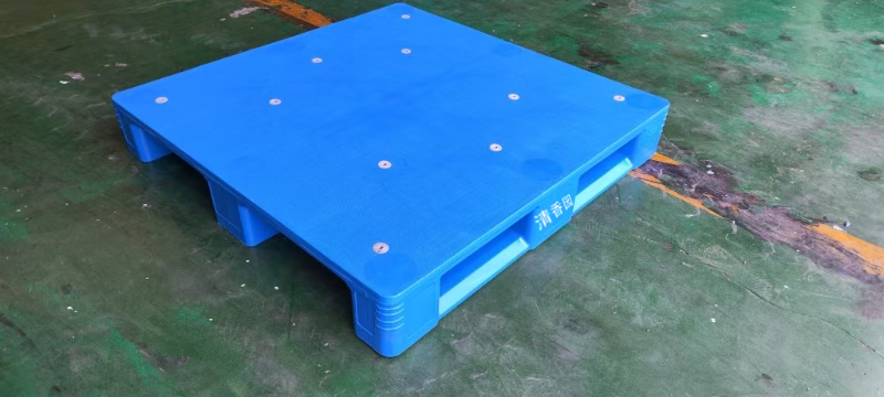 導(dǎo)致塑料托盤價(jià)格高的原因有哪些？