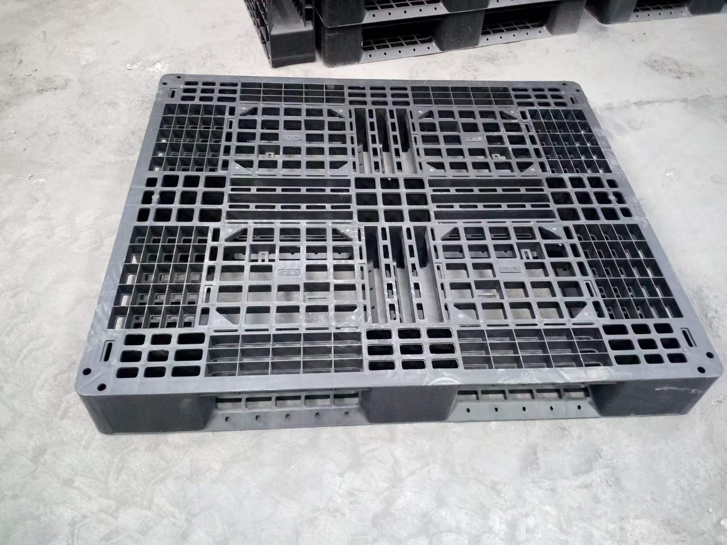 溫度對(duì)塑料托盤性能有什么影響？